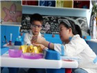 創(chuàng)藝科學(xué)屋老師指導(dǎo)寶貝實(shí)驗(yàn)制作中