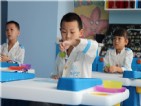 巴布嚕創(chuàng)藝科學屋認真聽講中