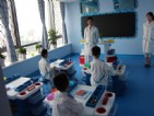 創(chuàng)藝科學(xué)屋寶貝進(jìn)行科學(xué)實(shí)驗(yàn)中