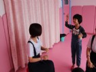 樂動禮儀坊孩子學(xué)習(xí)樂器認(rèn)真演奏中
