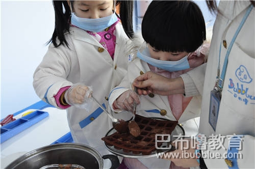 Sandy和巧克力工廠,，一起制作巧克力